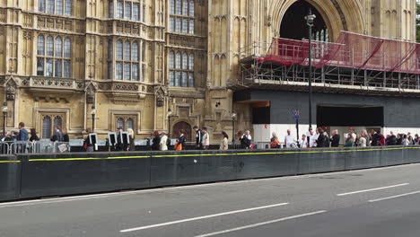 Gente-Haciendo-Cola-Para-La-Reina-Acostada-Frente-Al-Parlamento-En-Westminster