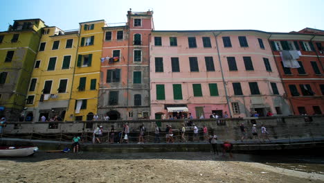 Turistas-Que-Llegan-A-Vernazza,-Italia,-En-Barco.