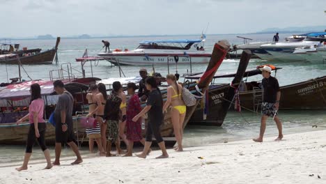 Reisende-Reisen-Mit-Dem-Boot-Auf-Die-Insel,-Um-Die-Schönheit-Und-Das-Sonnenbaden-Am-Strand-Mit-Einem-Langen-Strand-Zu-Sehen,-Der-Zum-Schwimmen-In-Krabi-In-Thailand-Geeignet-Ist