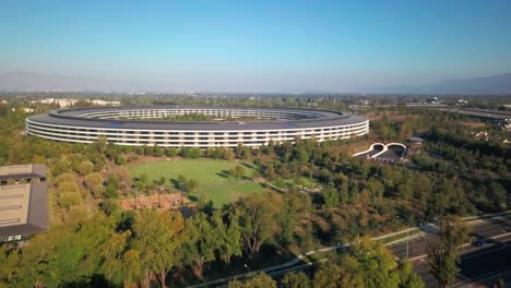 Aerial,-descending,-drone-shot,-of-Apple-Park,-on-a-sunny-day,-in-Cupertino,-California