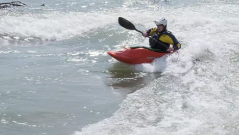 Un-Kayakista-De-Aguas-Bravas-Surfea-Una-Pequeña-Ola-De-Río