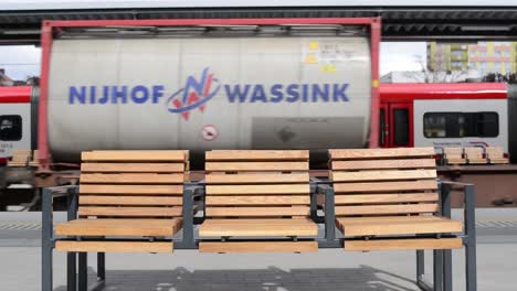 Fracht-Güterzug-Transit-In-Einem-Leeren-Bahnhof-Mit-Einem-Leeren-Holz-Bech