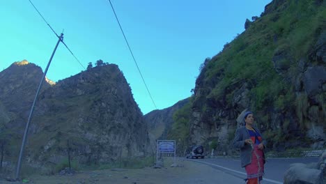 Arme-Hirtenfrauen-Wandern-Mit-Ihrer-Herde-über-Eine-Bergstraße-Im-Hochgebirge-Des-Himalaya