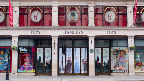 Hamleys-Toys-Tienda-Insignia-Edificio-De-Entrada-Exterior-En-Regent-Street,-Londres