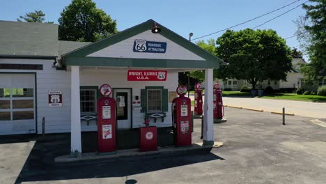 Classic-American-Gas-Station-on-Famous-Route-66,-Aerial-Reveal