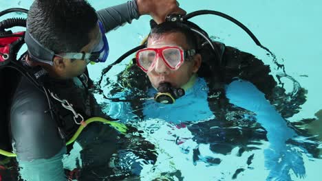 Eine-Gruppe-Von-Menschen-übt-Das-Tauchen-In-Einem-Schwimmbecken