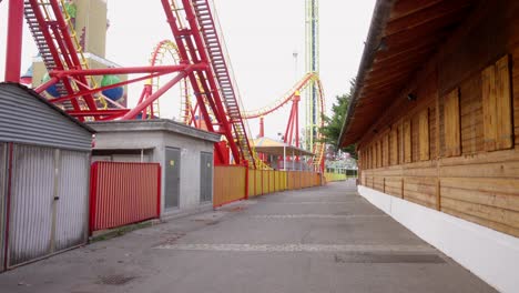 Camino-Vacío-En-Un-Lugar-Generalmente-Frecuentado-Durante-El-Cierre-En-Cámara-Lenta-Del-Parque-De-Atracciones