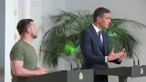 El-Primer-Ministro-Español,-Pedro-Sánchez,-En-El-Palacio-De-La-Moncloa,-Madrid,-Discutiendo-Un-Acuerdo-Militar-Entre-Países.