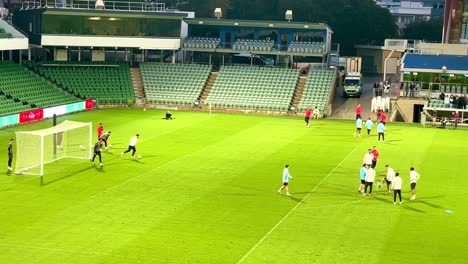 Ac-Milan-Fc-Patada-Cruzada-Para-Portería-En-El-Entrenamiento-En-El-Hbf-Park