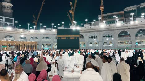 Los-Musulmanes-Realizan-Su-Culto-En-La-Sagrada-Kaaba-En-Masjid-Al-Haram,-La-Meca,-Arabia-Saudita