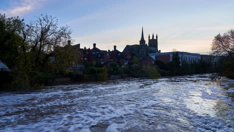 Der-Fluss-Leam-Steht-Kurz-Vor-Dem-Übertreten-Seiner-Ufer-Und-Überschwemmungen