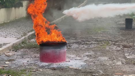 Extinguir-Un-Barril-De-Petróleo-En-Llamas-Durante-El-Entrenamiento-De-Los-Bomberos