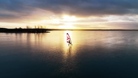 Windsurfista-De-Hielo-En-Un-Lago-Congelado-En-Una-Hermosa-Puesta-De-Sol