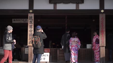 Turistas-Que-Visitan-Uno-De-Los-Monumentos-Y-Templos-Más-Populares-De-Kioto,-Japón