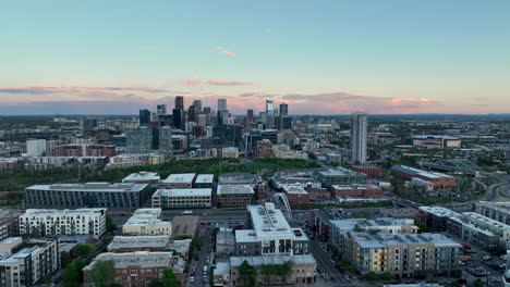 Wohnviertel-Im-Hochland-Mit-Blick-Auf-Die-Innenstadt-Von-Denver,-Luftrückzug