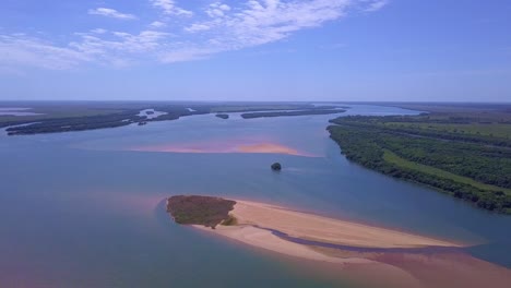 Banco-De-Arena-En-El-Río-Paraná,-América-Del-Sur,-La-Sequía-Que-Afecta-El-Flujo-De-Agua