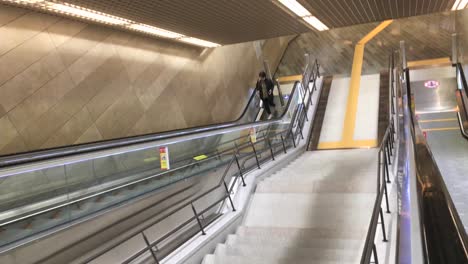 Los-Pasajeros-Del-Metro-Suben-Por-Una-Escalera-Mecánica-En-La-Estación-Hanseong-Baekje,-Oryung-dong,-Songpa-gu,-Seúl,-Corea-Del-Sur