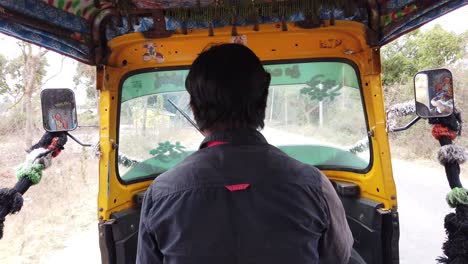 Vista-De-Un-Auto-Rickshaw-Indio-En-Una-Carretera-Vista-Desde-El-Asiento-Del-Pasajero