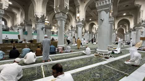 Peregrinos-Musulmanes-Dentro-De-Masjid-Al-Haram-En-La-Meca,-Arabia-Saudita