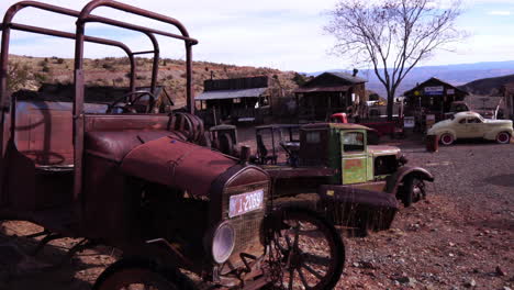 Viejos-Coches-Y-Camiones-Oxidados-De-La-Primera-Mitad-Del-Siglo-XX-En-La-Ciudad-Fantasma-De-Jerome,-Arizona,-EE.UU.