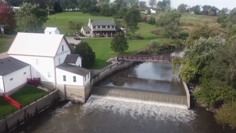 Kinematografische-Luftaufnahmen-Des-Wagaman-Mill-Museums-Und-Des-Staudamms-Am-Skunk-River-Im-Ländlichen-Iowa,-USA