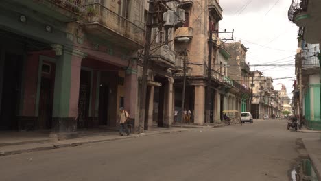 Urban-street-scene-in-Havana-old-town-with-aged-man-walking,-Cuba