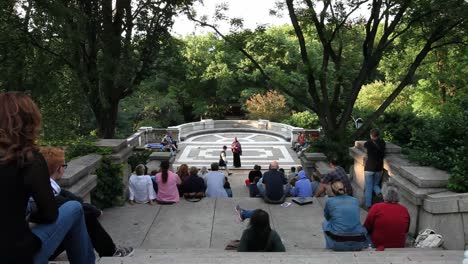 Urban-theatre-play-on-Manhattan-in-waterfront-greenway,-New-York-City