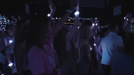 Hermosa-Chica-De-Cabello-Castaño-Está-Bailando-En-Una-Fiesta,-Cámara-Lenta