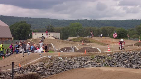 Sportliche-Rennfahrer-Fahren-Während-Der-BMX-Meisterschaft-Rad-Und-Springen-Auf-Der-Offroad-Rennstrecke