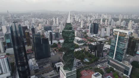 Vista-Aérea-De-La-Icónica-Torre-F-Y-F-En-Medio-Del-Horizonte-De-Punta-Pacífica-De-La-Ciudad-De-Panamá.