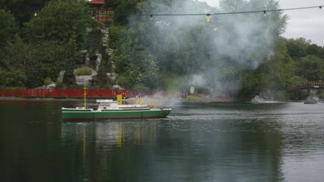 Algunas-Explosiones-Y-Humo-De-Acorazados-Que-Luchan-En-La-Recreación-De-La-Batalla-Naval-De-Peasholm-Park.