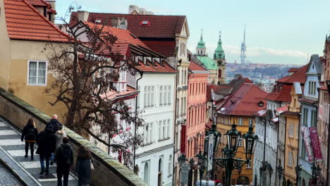 Este-Vídeo-Captura-El-Encanto-Eterno-De-La-Calle-Nerudova-Y-Las-Escaleras-Del-Histórico-Castillo-De-Praga,-Con-Gente-Paseando-Tranquilamente-Hacia-El-Castillo,-Mostrando-El-Rico-Patrimonio-Cultural-De-La-Ciudad.