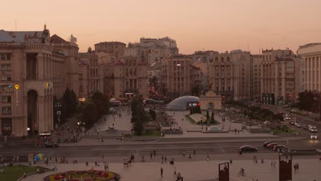 Plano-Elevado-Del-Crepúsculo-De-La-Calle-Khreschatyk-Y-La-Plaza-De-La-Independencia-En-Kiev