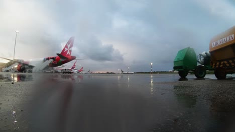 Fuertes-Lluvias-Y-Puesta-De-Sol-Sobre-El-Aeropuerto-De-Malta.