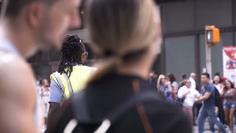 Afroamerikanische-Schwarze-Polizistin-Regelt-Den-Verkehr-Auf-Den-Belebten-Straßen-Von-Manhattan,-New-York-City