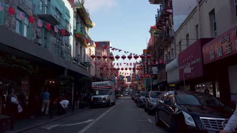 Einkaufen-In-San-Francisco-Chinatown,-Besuch-Der-Geschäftigen,-Lebhaften-Straße