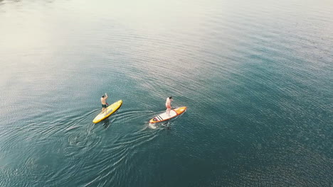 Drohne-Im-Orbit-über-Zwei-Stand-Up-Paddle-Boardern-Auf-Dem-Müggelsee-In-Berlin