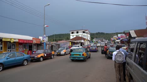 Die-Hauptstraße-In-Ho,-Ghana-Kann-Sehr-Stark-Befahren-Sein