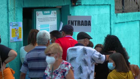 San-JosÉ,-Costa-Rica---6-De-Febrero-De-2022:-Editorial-Del-Día-De-Las-Elecciones,-Una-Cola-Fuera-De-La-Mesa-De-Votación,-Con-Gente-Parada-Frente-A-La-Entrada