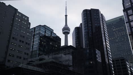 Malerische-Aussicht-Auf-Den-Berühmten-CN-Tower-Und-Die-Hochhäuser-In-Der-Innenstadt-Von-Toronto,-Ontario,-Kanada-–-Schwenk-Up-Aufnahme