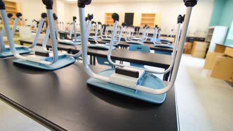 Science-classroom-at-school-that-is-empty