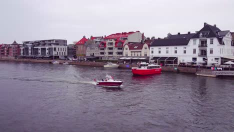 Boat-travelling-through-Fredrikstad,-Norway