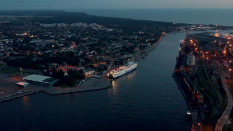 Luftaufnahme-Eines-Städtischen-Seehafens-Bei-Nacht-Mit-Kreuzfahrtschiff