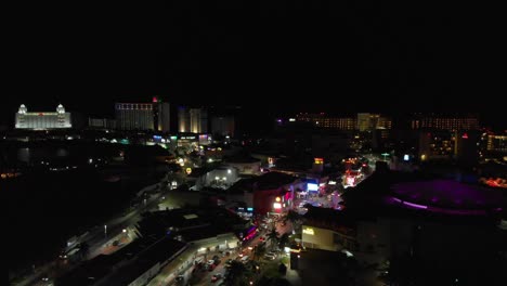 Toma-Aérea-De-La-Zona-Hotelera-De-Cancún-Por-La-Noche-Con-El-Horizonte-Al-Fondo