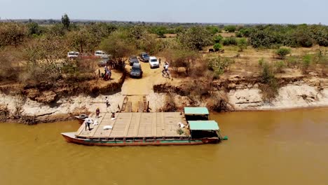 Autos-Warten-Darauf,-An-Bord-Der-Flussfähre-Zu-Gehen,-Um-Den-Fluss-Tsiribihina-In-Madagaskar-Zu-überqueren