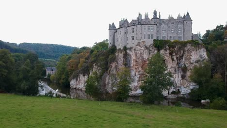 Castillo-Medieval-De-Walzin-Construido-Sobre-Un-Acantilado-Rocoso-Con-Vistas-A-Un-Valle-Verde