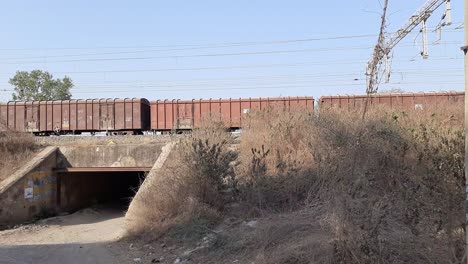 Bhusawal,-India---4-De-Mayo-De-2021:-Tren-De-Carga-Que-Pasa-Por-La-Vista-En-Perspectiva-De-La-Estación-De-Ferrocarril