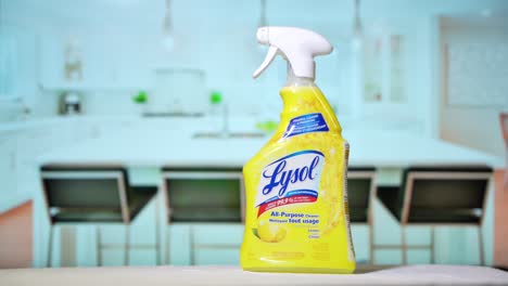 Eine-Flasche-Lysol-Desinfektionsmittel-Wird-Auf-Einer-Küchentheke-Platziert-(4K)