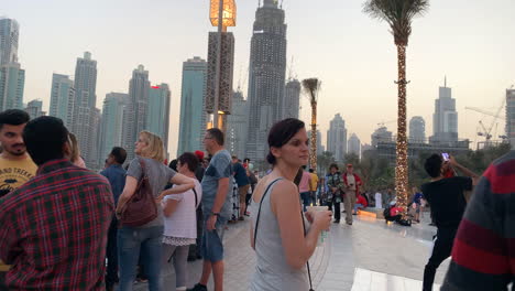 Mujer-Europea-Dando-Un-Paseo-Por-Un-Concurrido-Bulevar-De-Dubai-