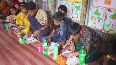 Eine-Gruppe-Armer-Kinder-Liest-In-Einer-Schule-In-Bangladesch